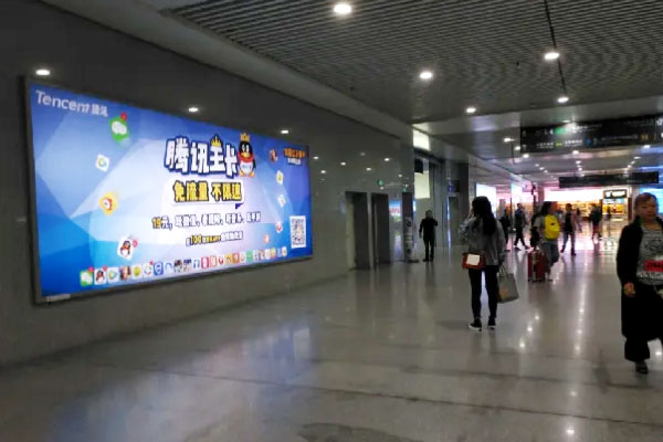 重庆西高铁站广告